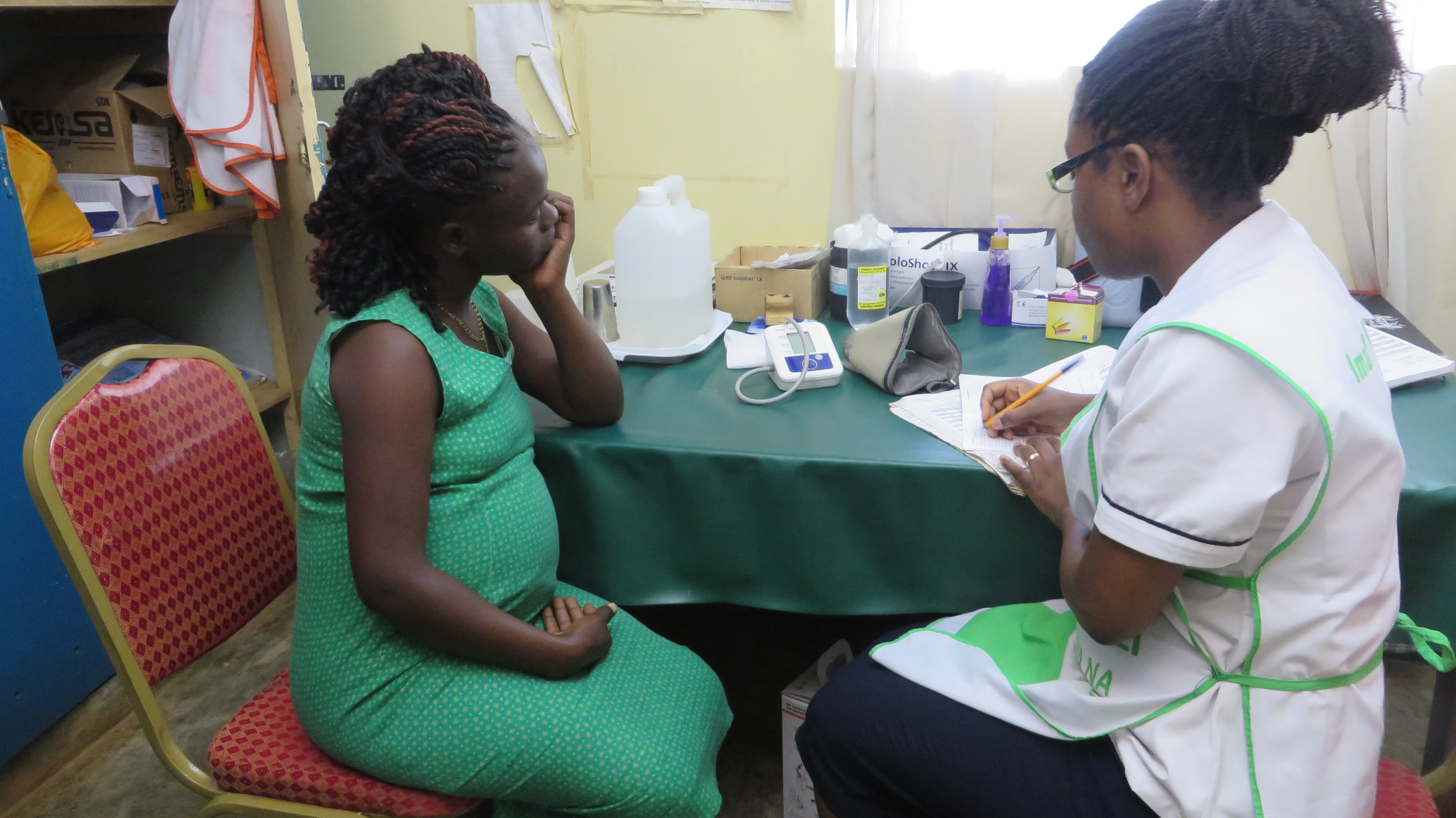 https://www.povertyactionlab.org/media/image/healthnurse-meets-pregnant-patient