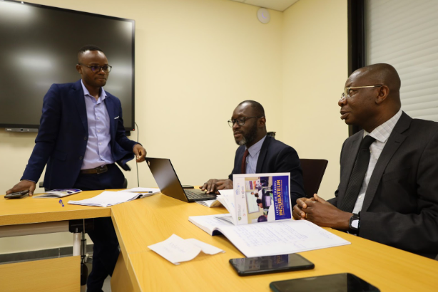 Ivorian civil servants participating in the training program’s incubator brainstorm evaluations that could be relevant for their ministries. 